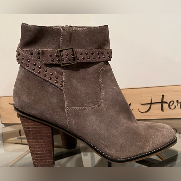 Tan leather booties - Picture 8 of 10